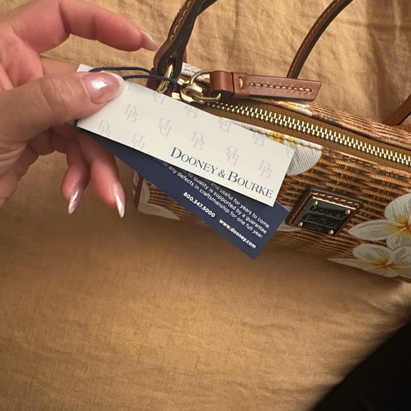 NWT Dooney & Bourke Plumeria Suki Floral Wicker-Print Small Buffy Crossbody Bag - Picture 4 of 6